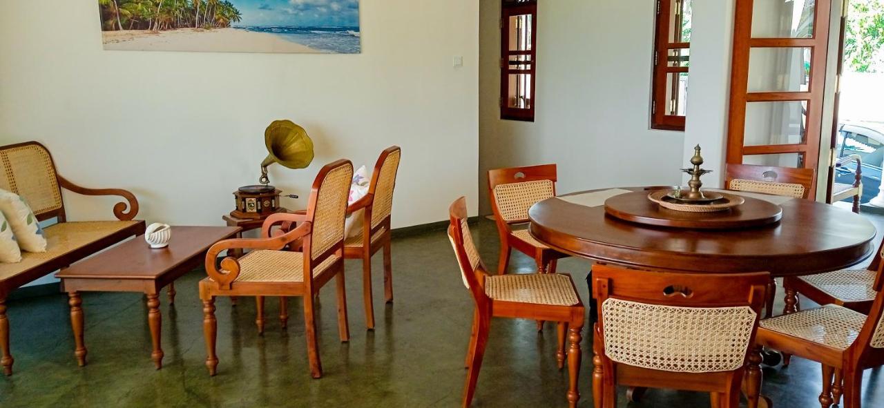 House By The Sea Hikka Hotell Hikkaduwa Eksteriør bilde