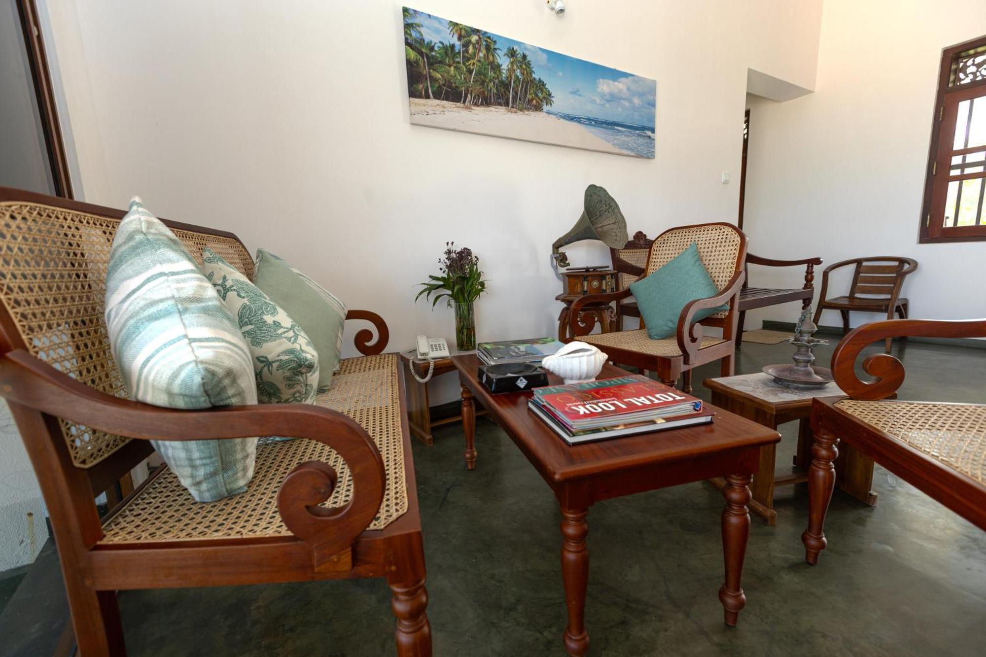 House By The Sea Hikka Hotell Hikkaduwa Eksteriør bilde